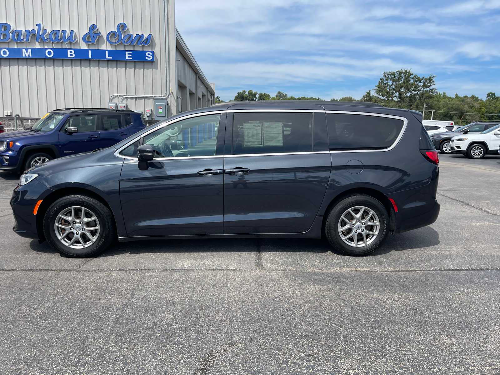 2021 Chrysler Pacifica Touring photo 4