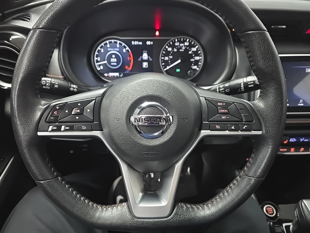 2019 Nissan Kicks SR photo 17