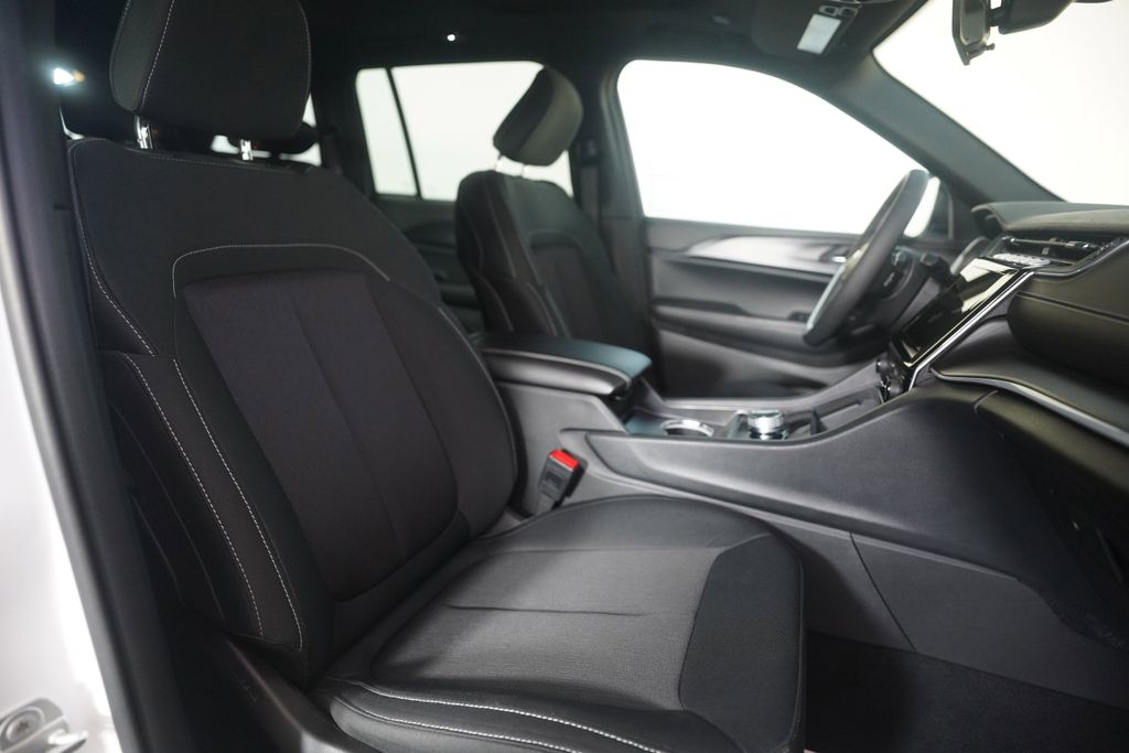 Used 2025 White Jeep Laredo image 28