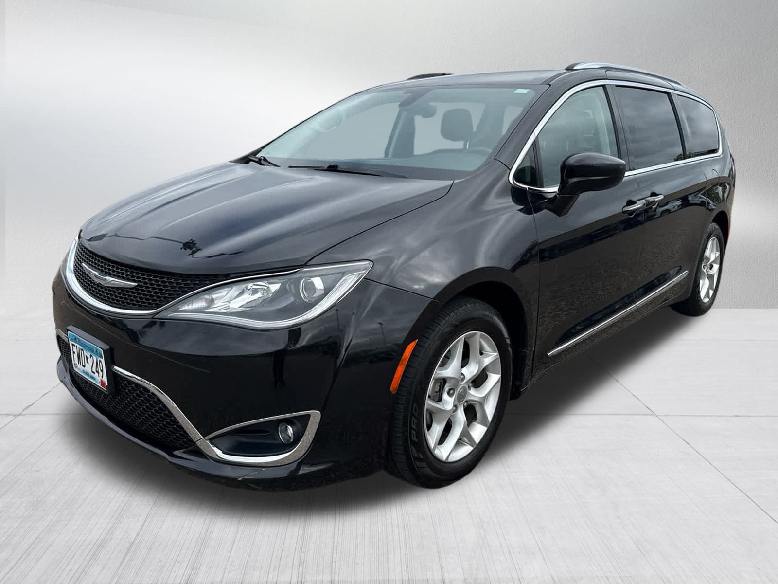 Used 2018 Chrysler Pacifica Touring L with VIN 2C4RC1BG1JR114921 for sale in Brooklyn Center, Minnesota