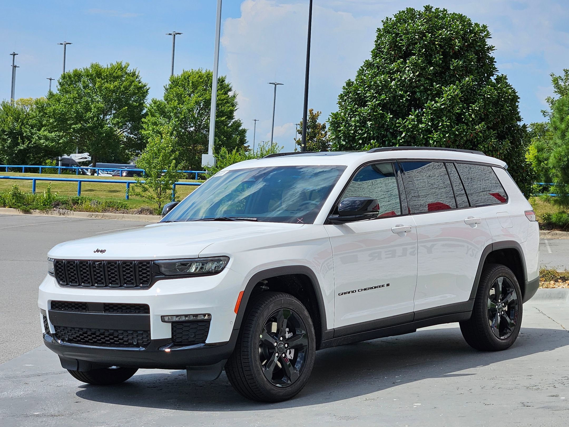2025 Jeep Grand Cherokee Limited photo 3