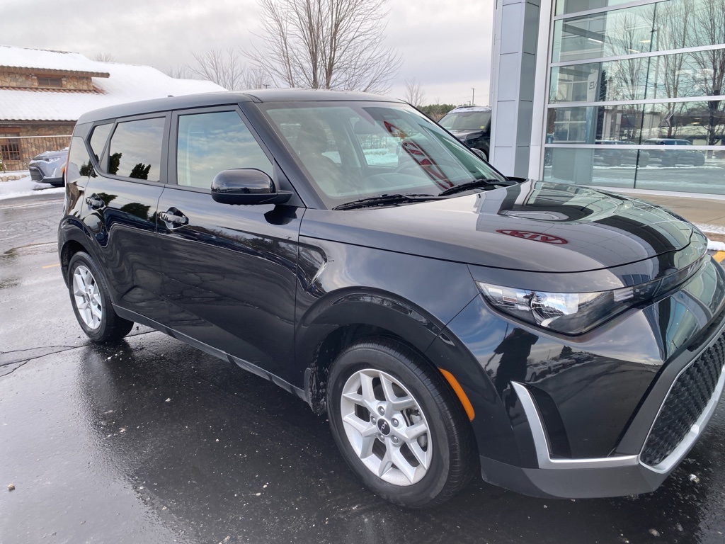2023 Kia Soul LX photo 2