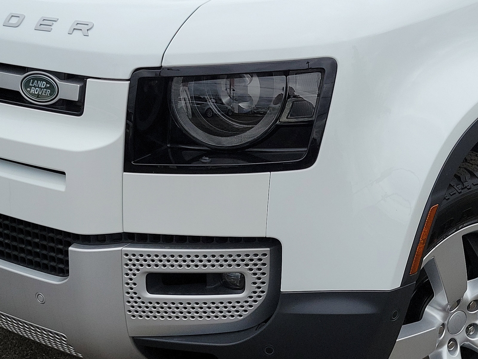 2024 Land Rover Defender 110 SE photo 9