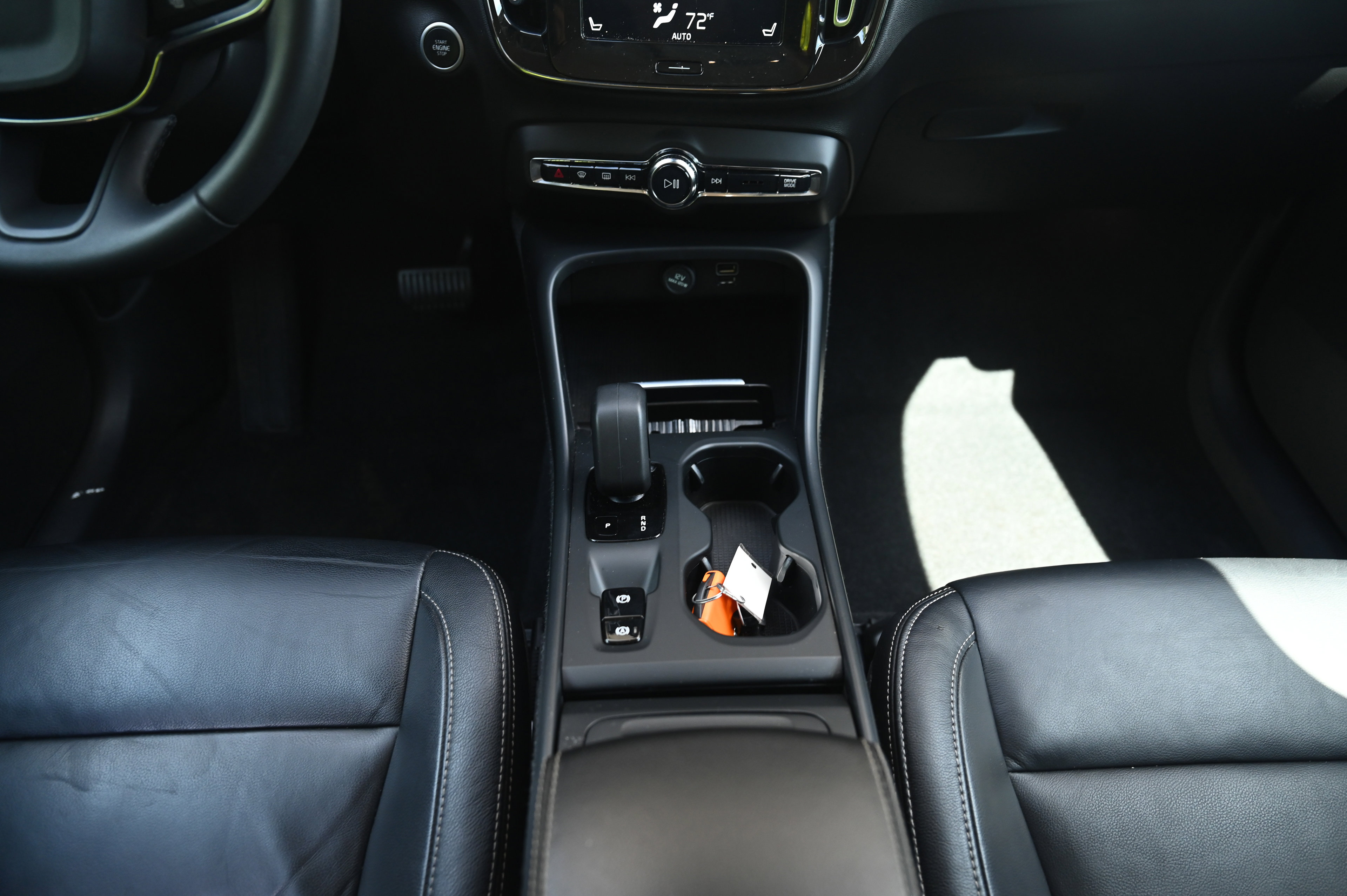 2022 Volvo XC40 Momentum photo 29