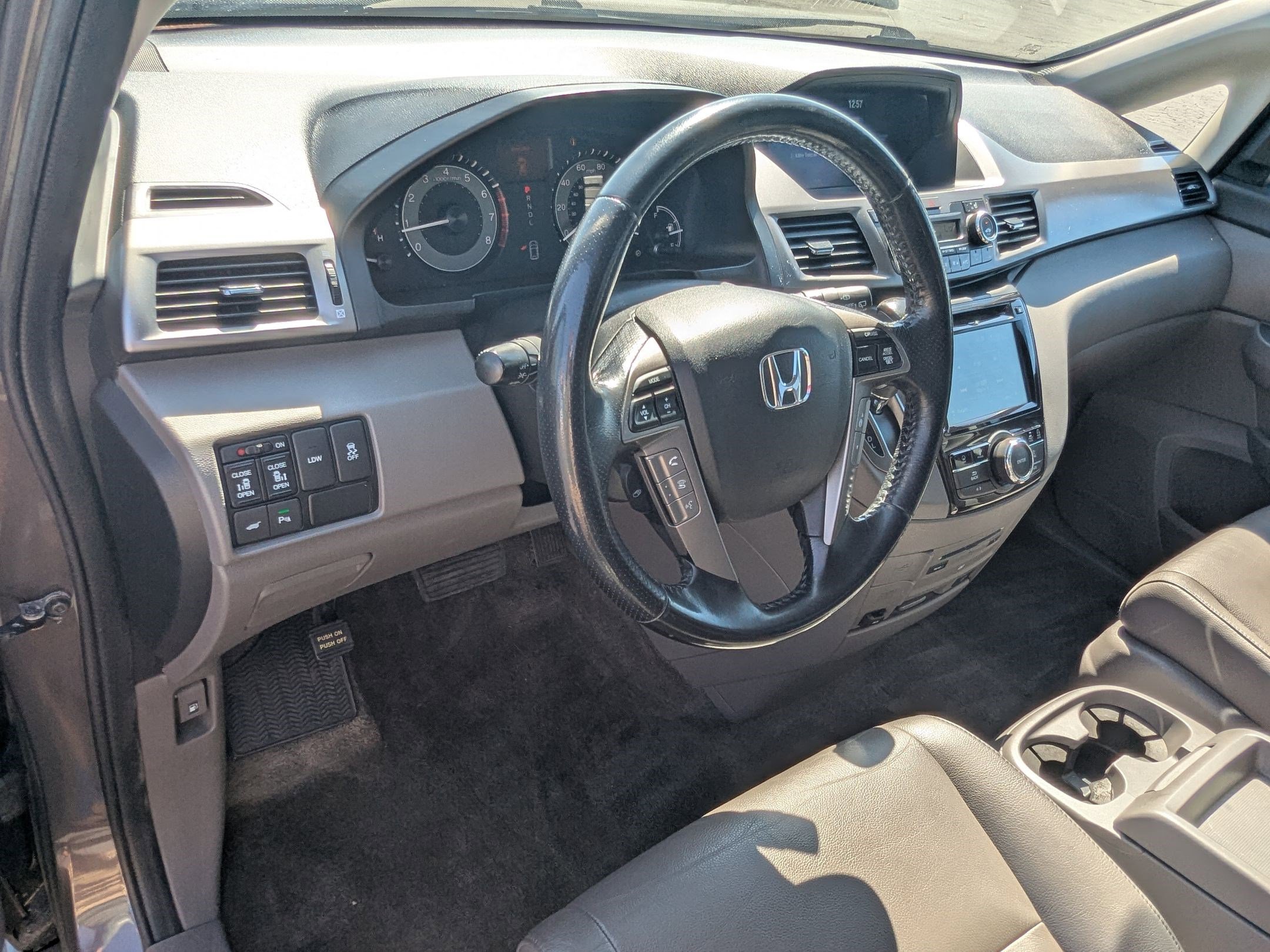 2016 Honda Odyssey Touring Elite photo 13