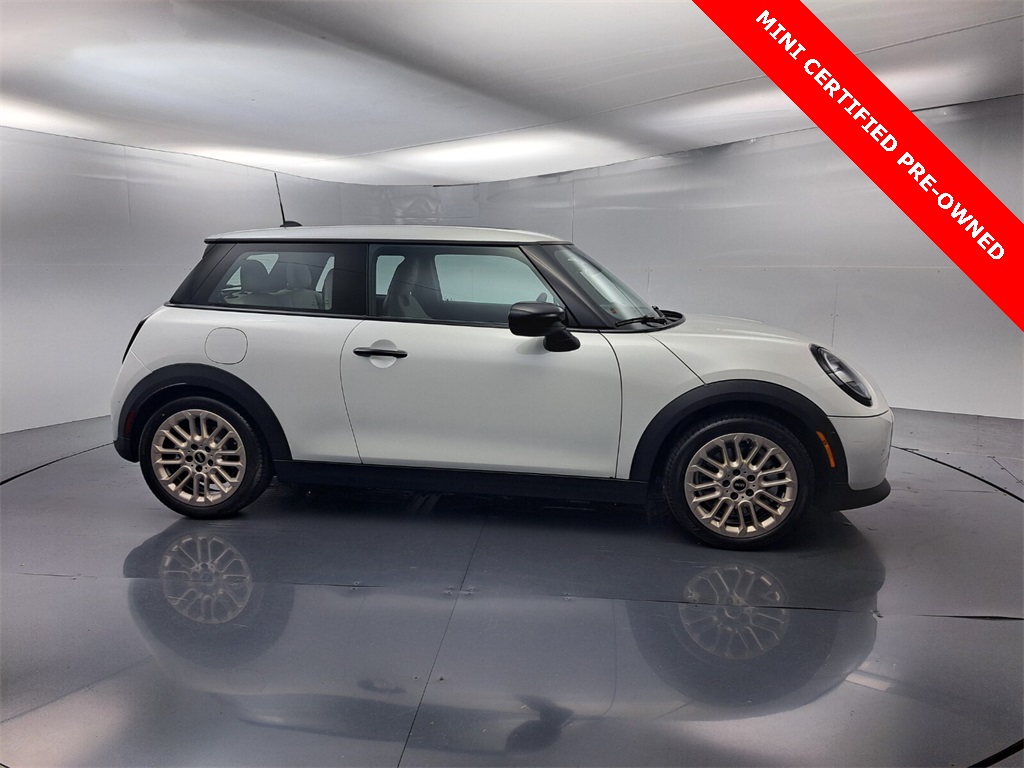 2025 Mini Cooper 2 Door Hardtop Signature photo 2