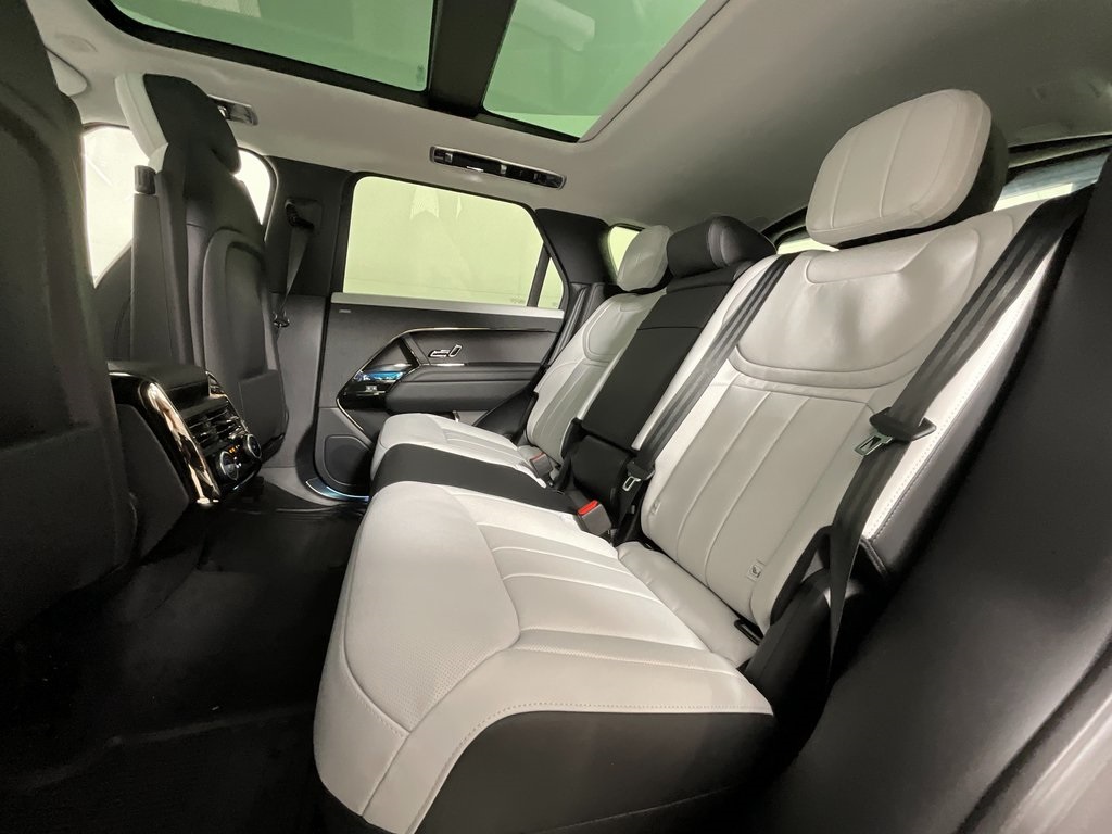 2025 Land Rover Range Rover Sport SE photo 3