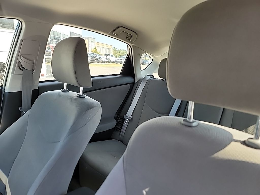 2015 Toyota Prius Four photo 7