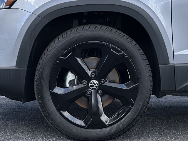 2025 Volkswagen Taos SEL photo 4