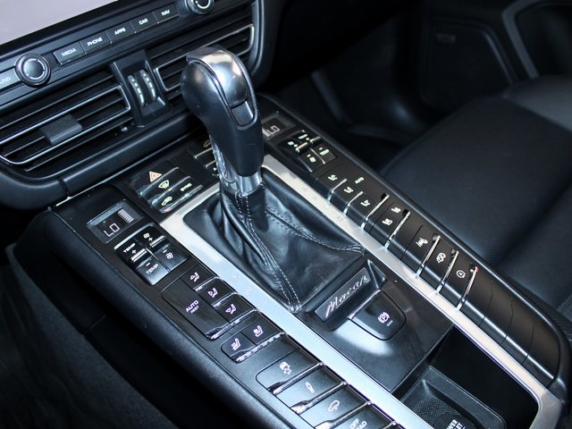 2020 Porsche Macan Turbo photo 17