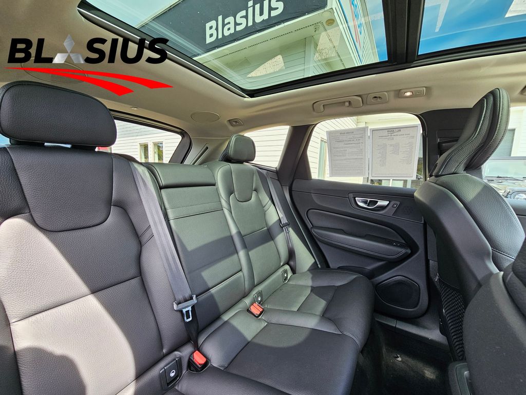 2022 Volvo XC60 B5 Momentum photo 17