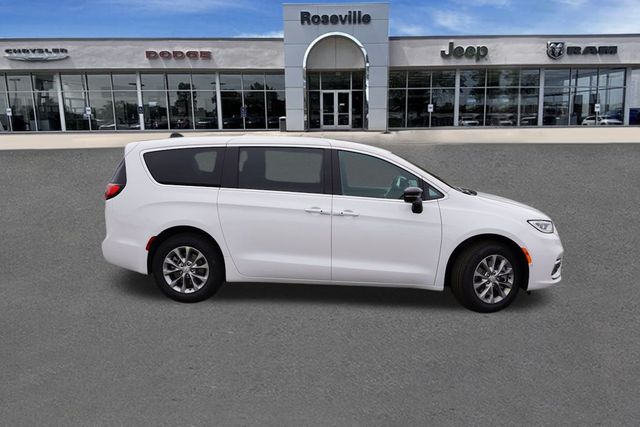 2026 Chrysler Pacifica photo 2