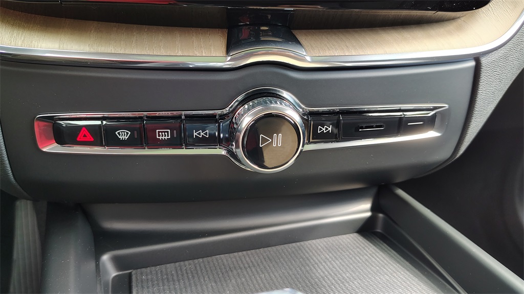 2026 Volvo XC60 B5 Plus photo 20