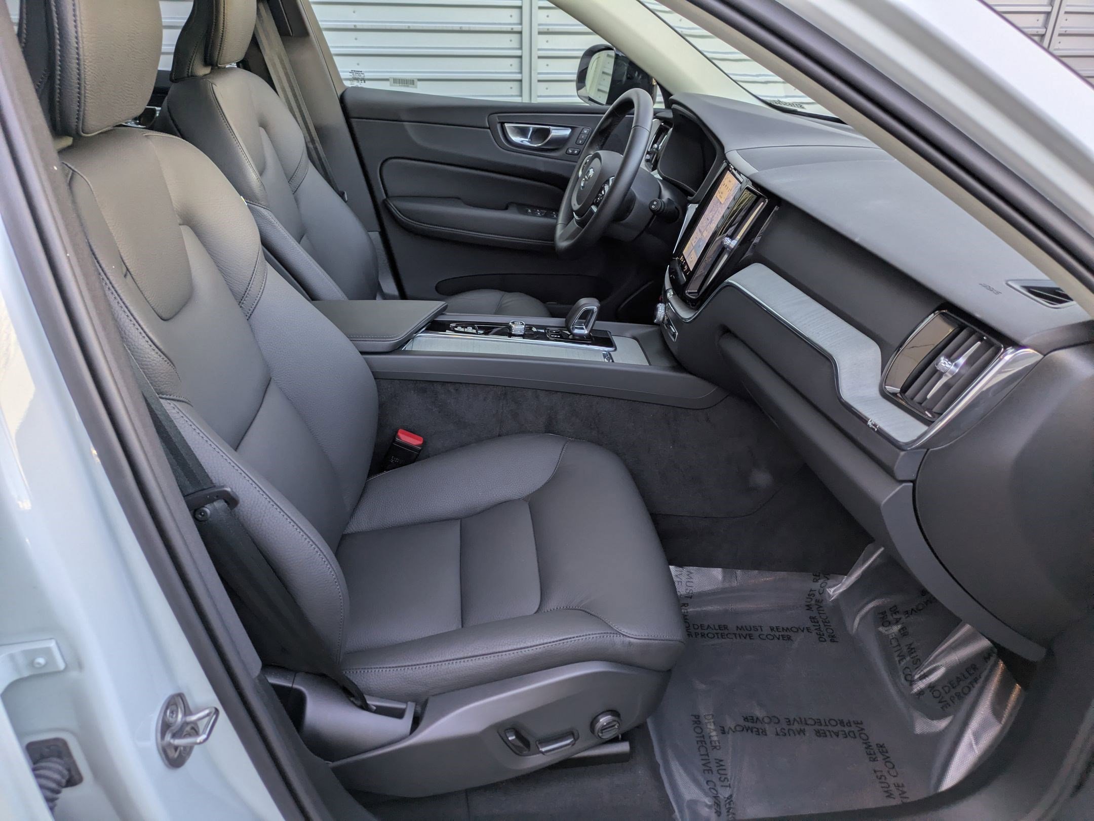 2025 Volvo XC60 Plus photo 31