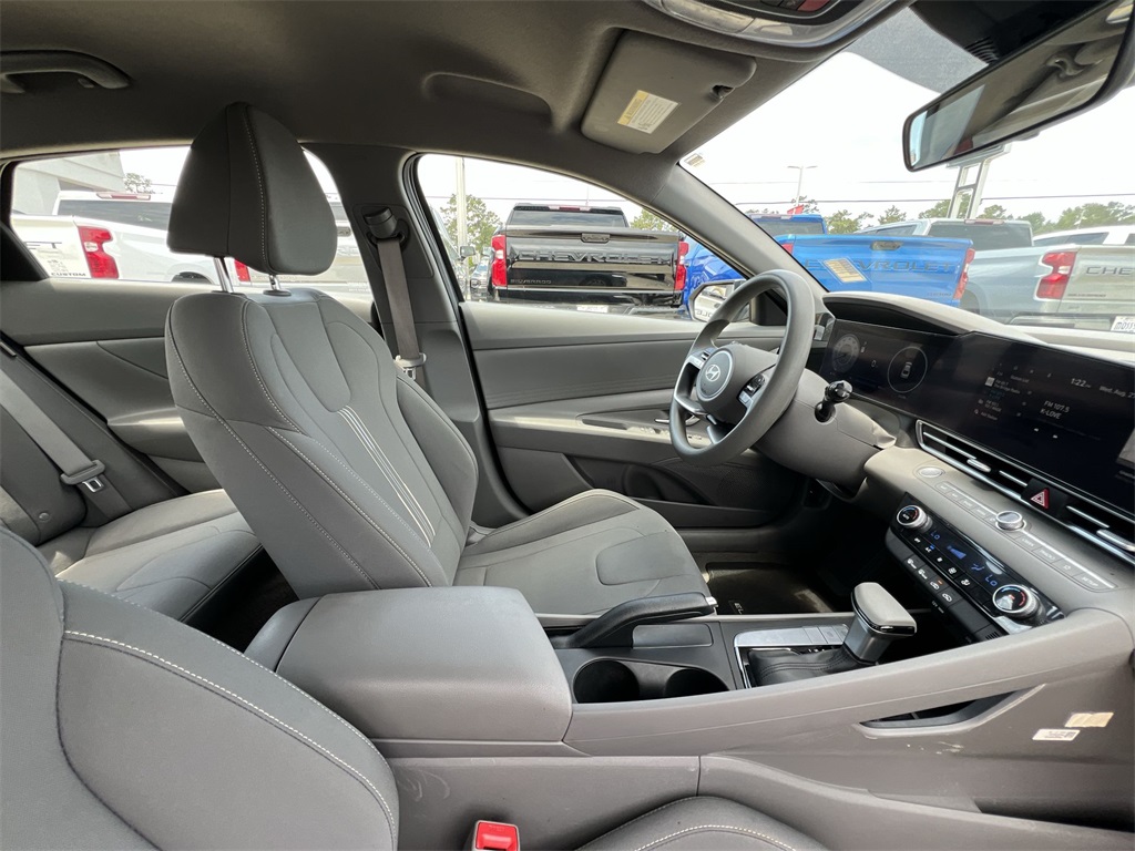2024 Hyundai Elantra SEL photo 16