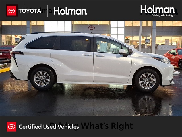2024 Toyota Sienna XLE's photo