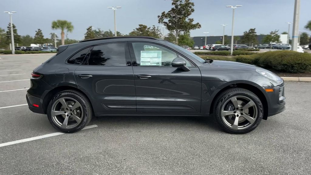 2025 Porsche Macan Base photo 6