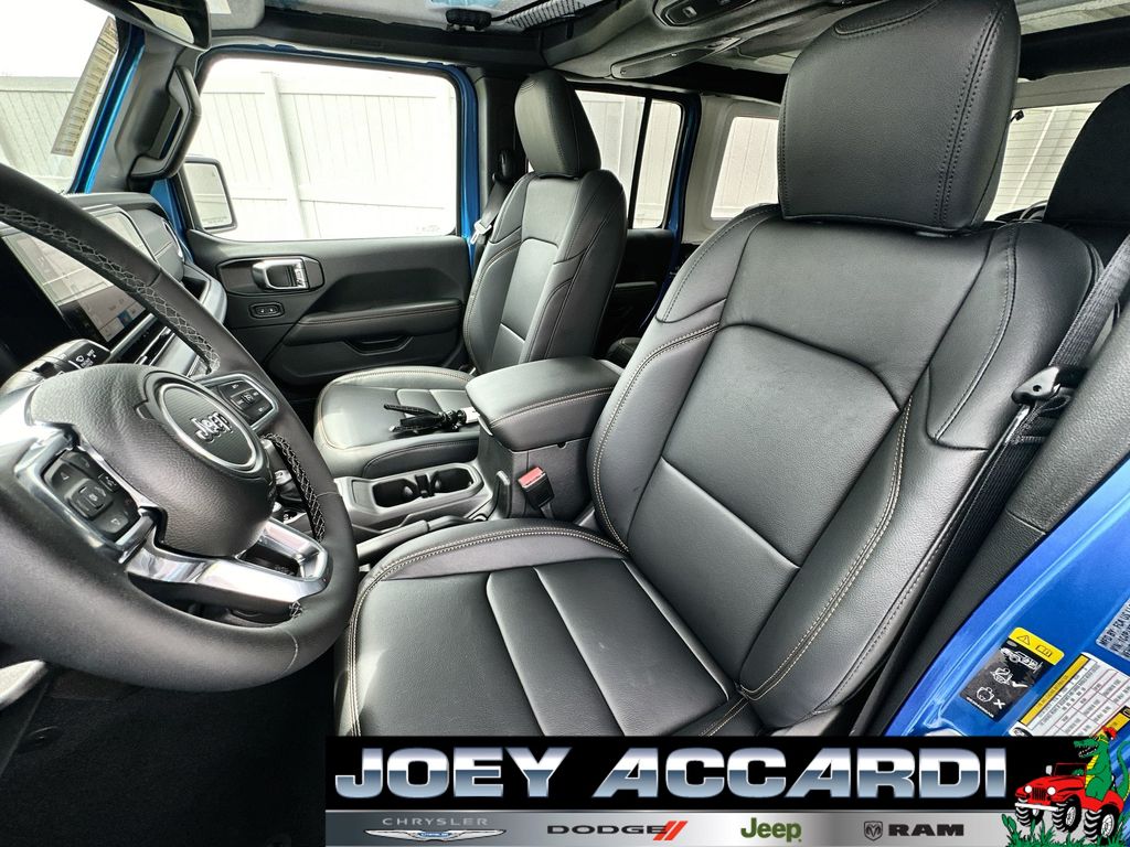 2025 Jeep Wrangler Sahara photo 11