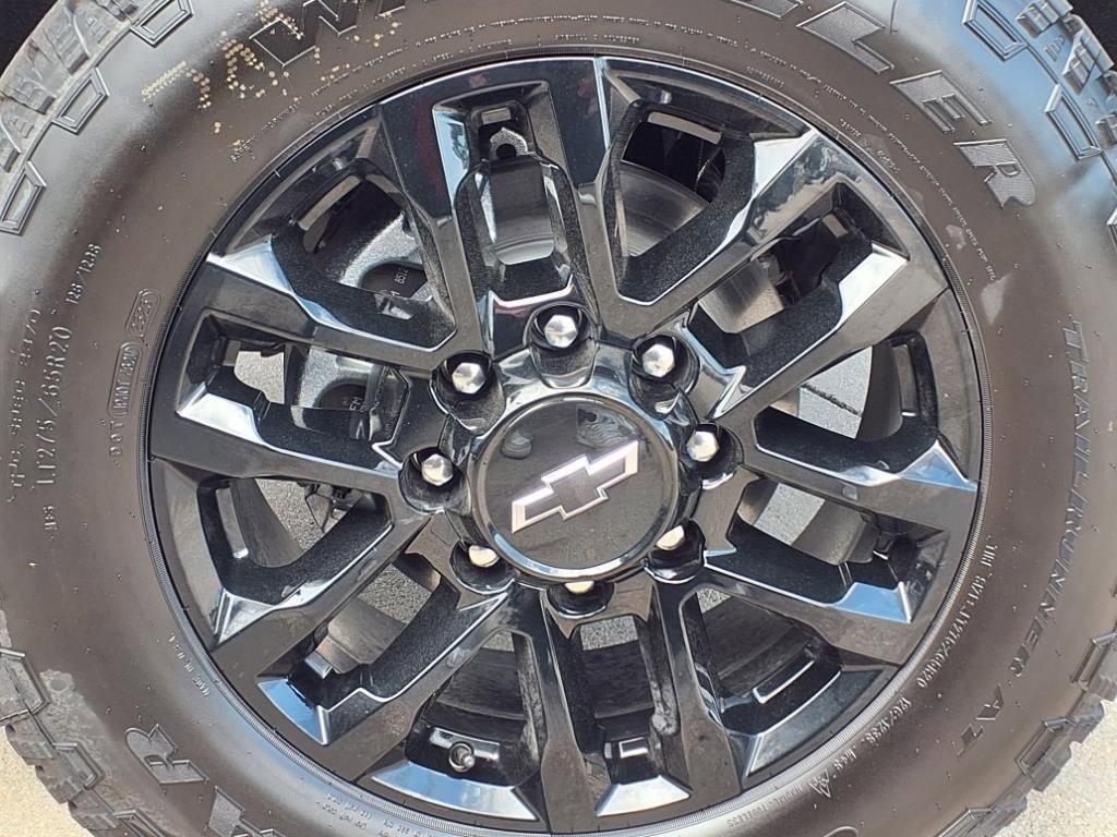 2025 Chevrolet Silverado 2500HD Custom photo 3