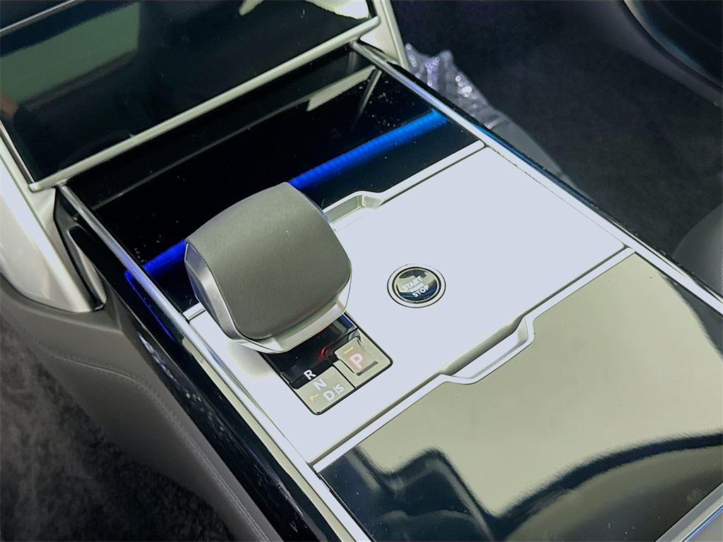 2025 Land Rover Range Rover SE photo 11