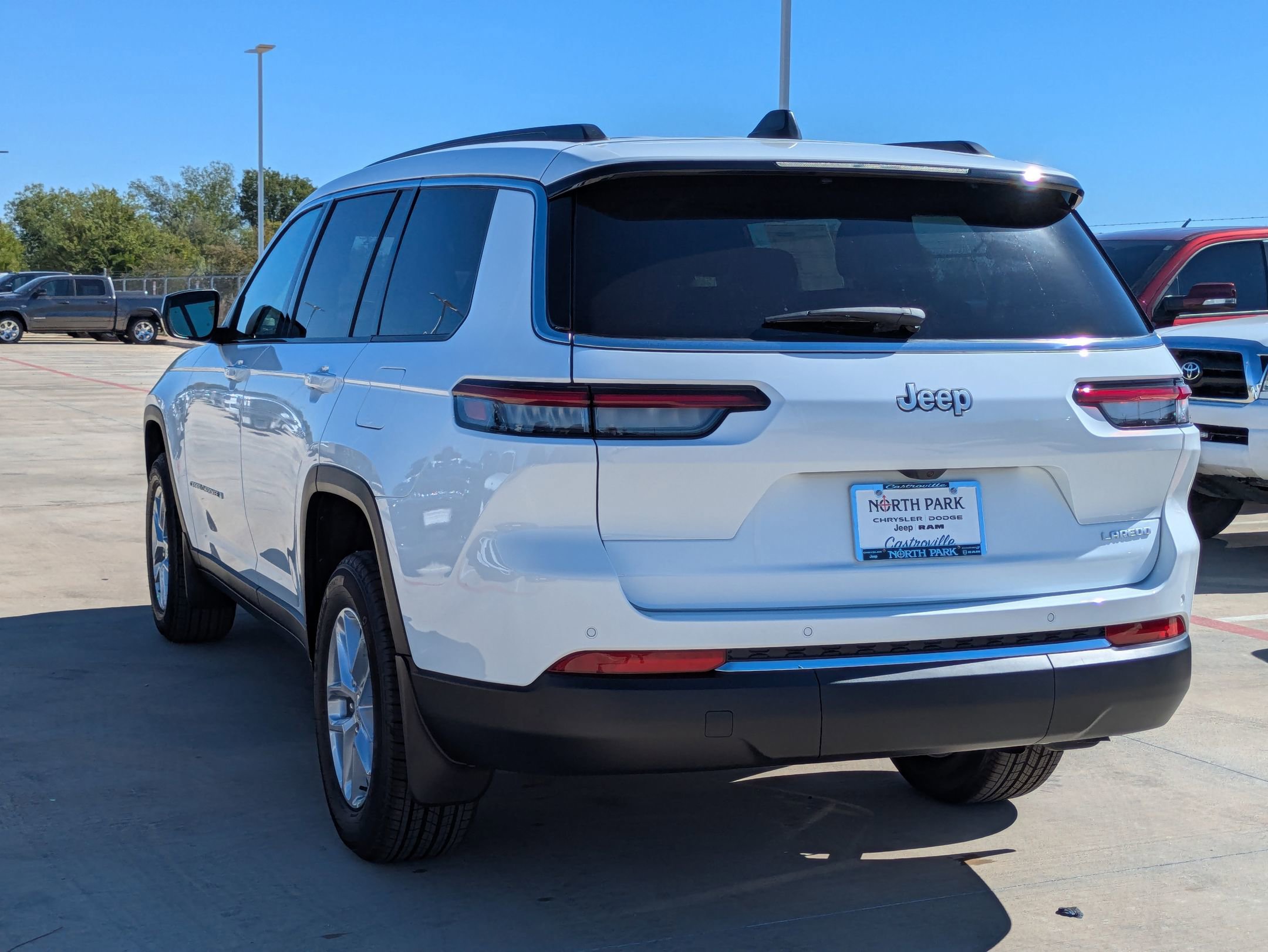 2025 Jeep Grand Cherokee Laredo X photo 3