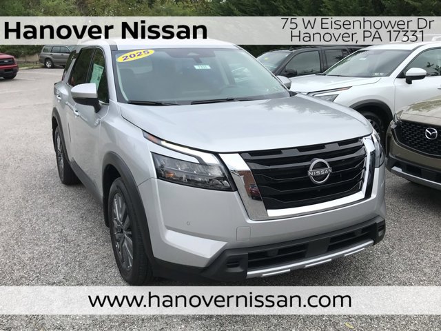 2025 Nissan Pathfinder SL's photo