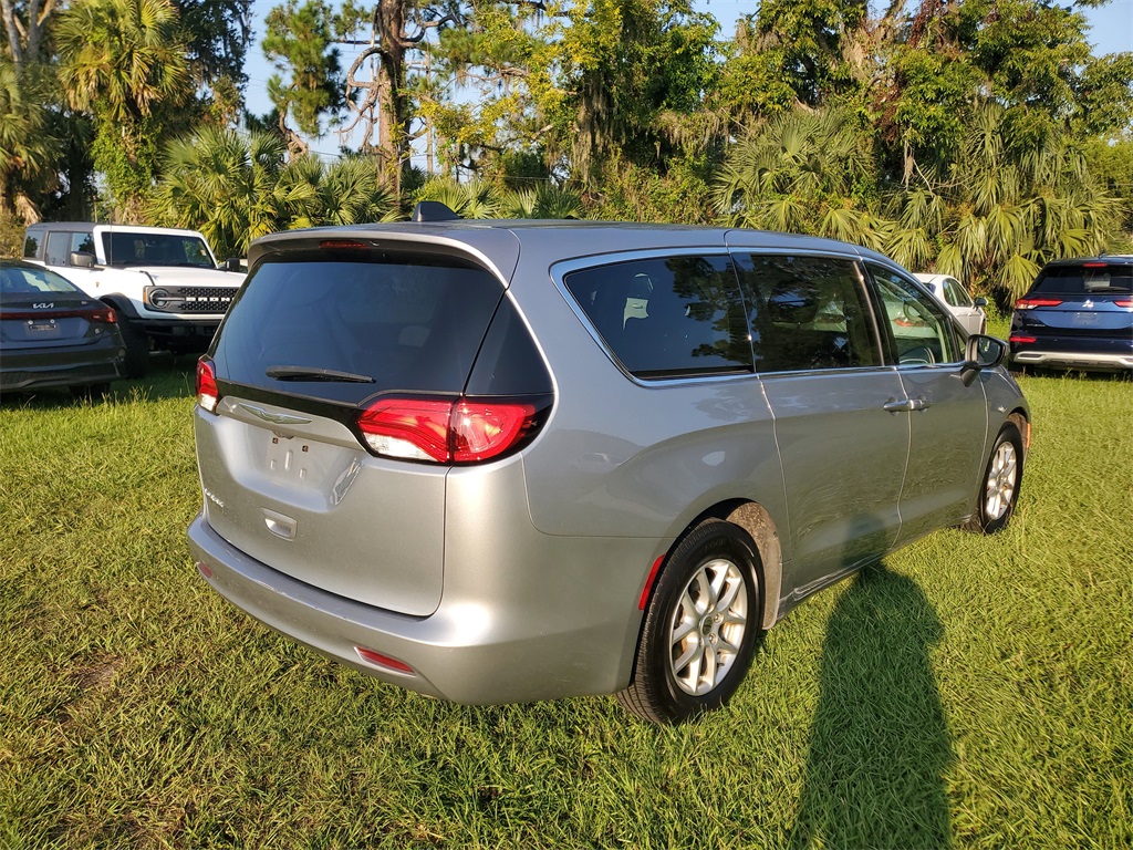 2021 Chrysler Voyager LX photo 3