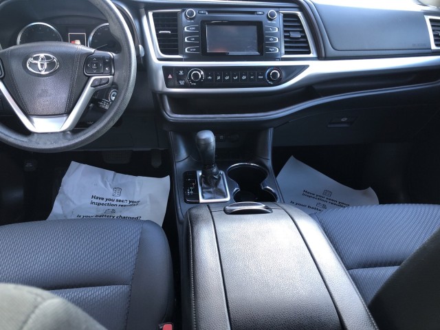 2018 Toyota Highlander LE photo 9