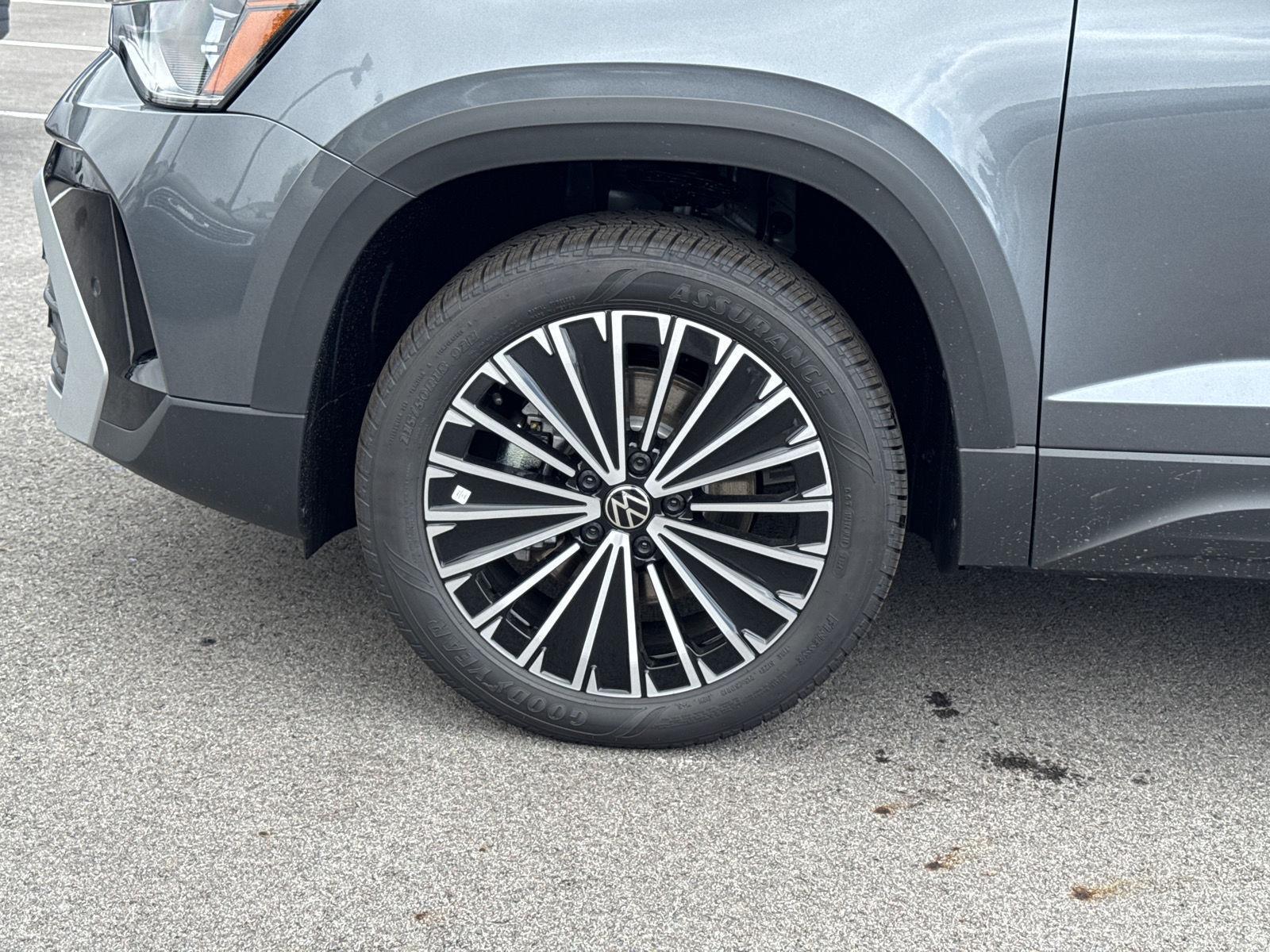 2025 Volkswagen Taos SE photo 4