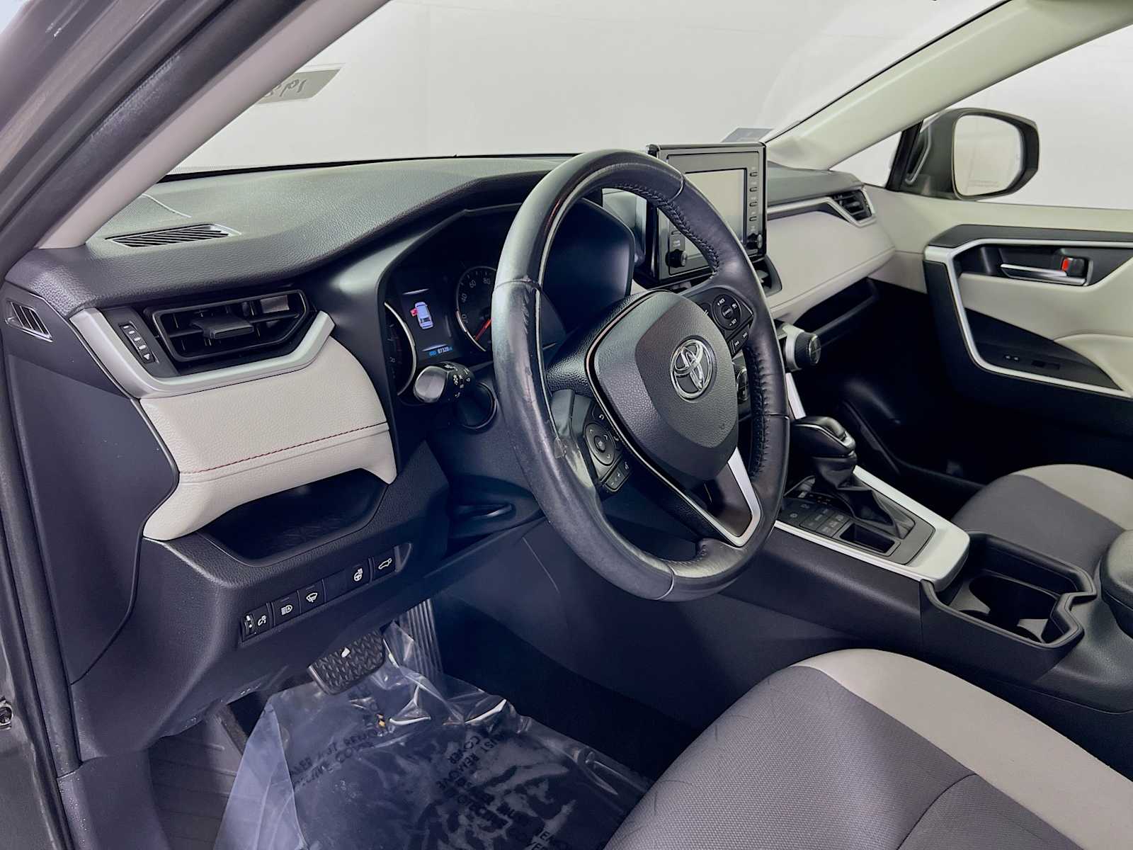 2019 Toyota RAV4 XLE photo 7