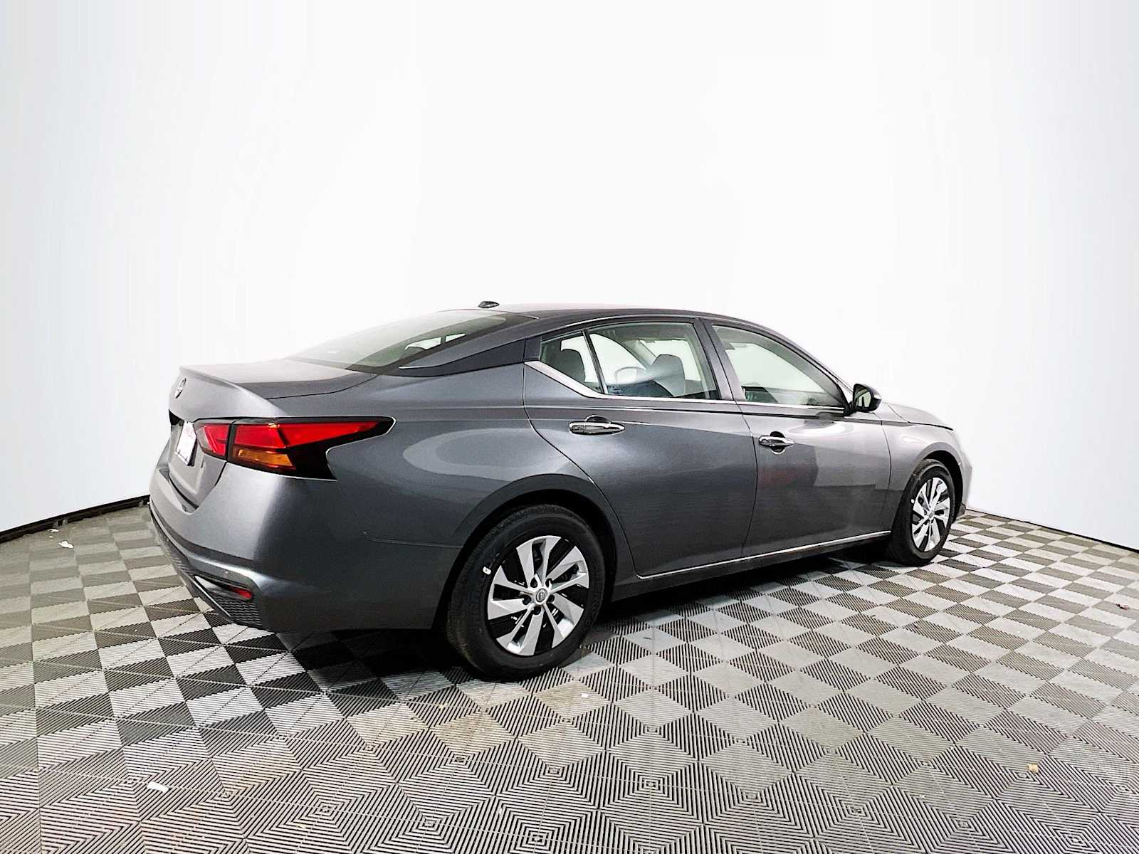 2025 Nissan Altima S photo 2