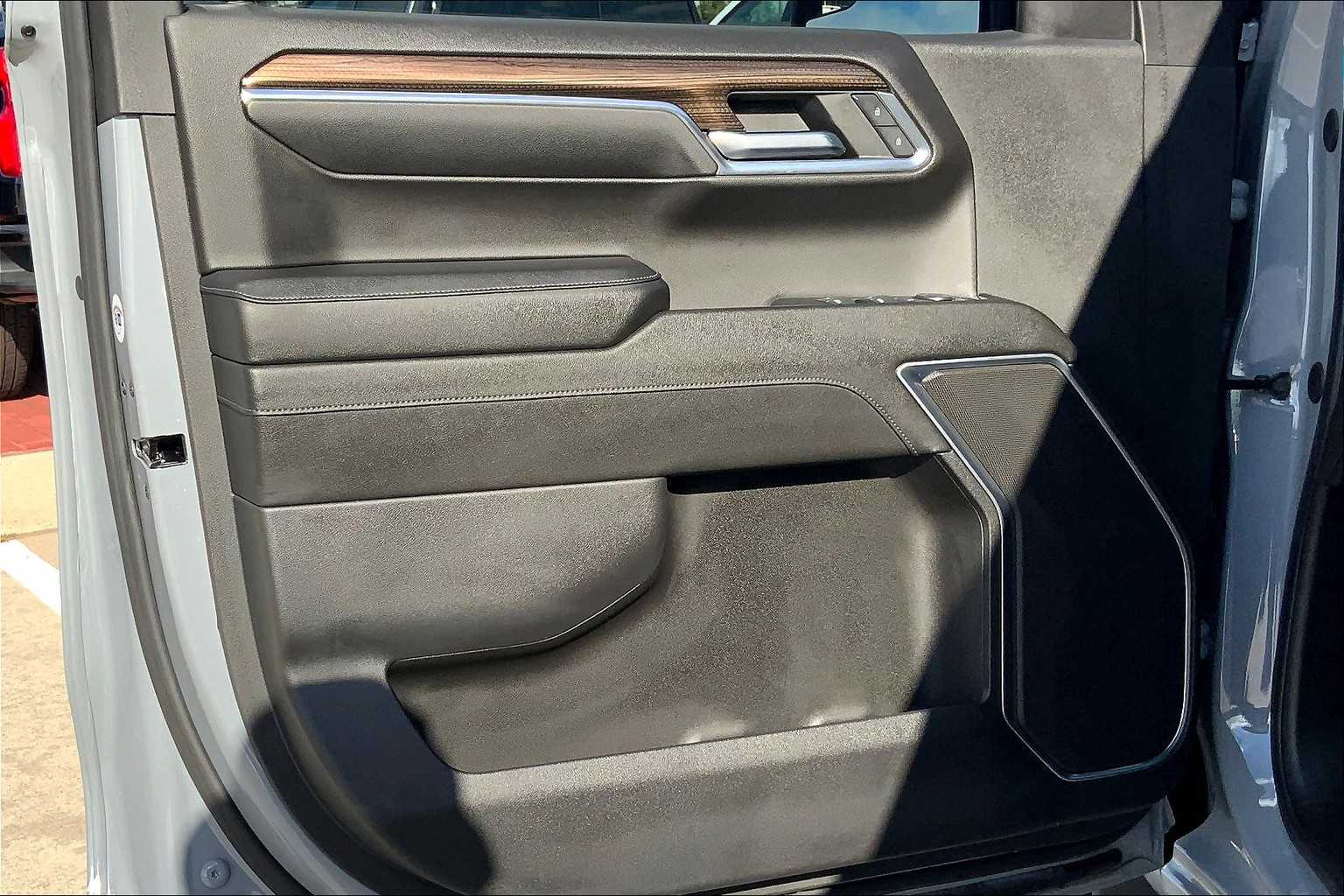 2024 Chevrolet Silverado RST photo 19
