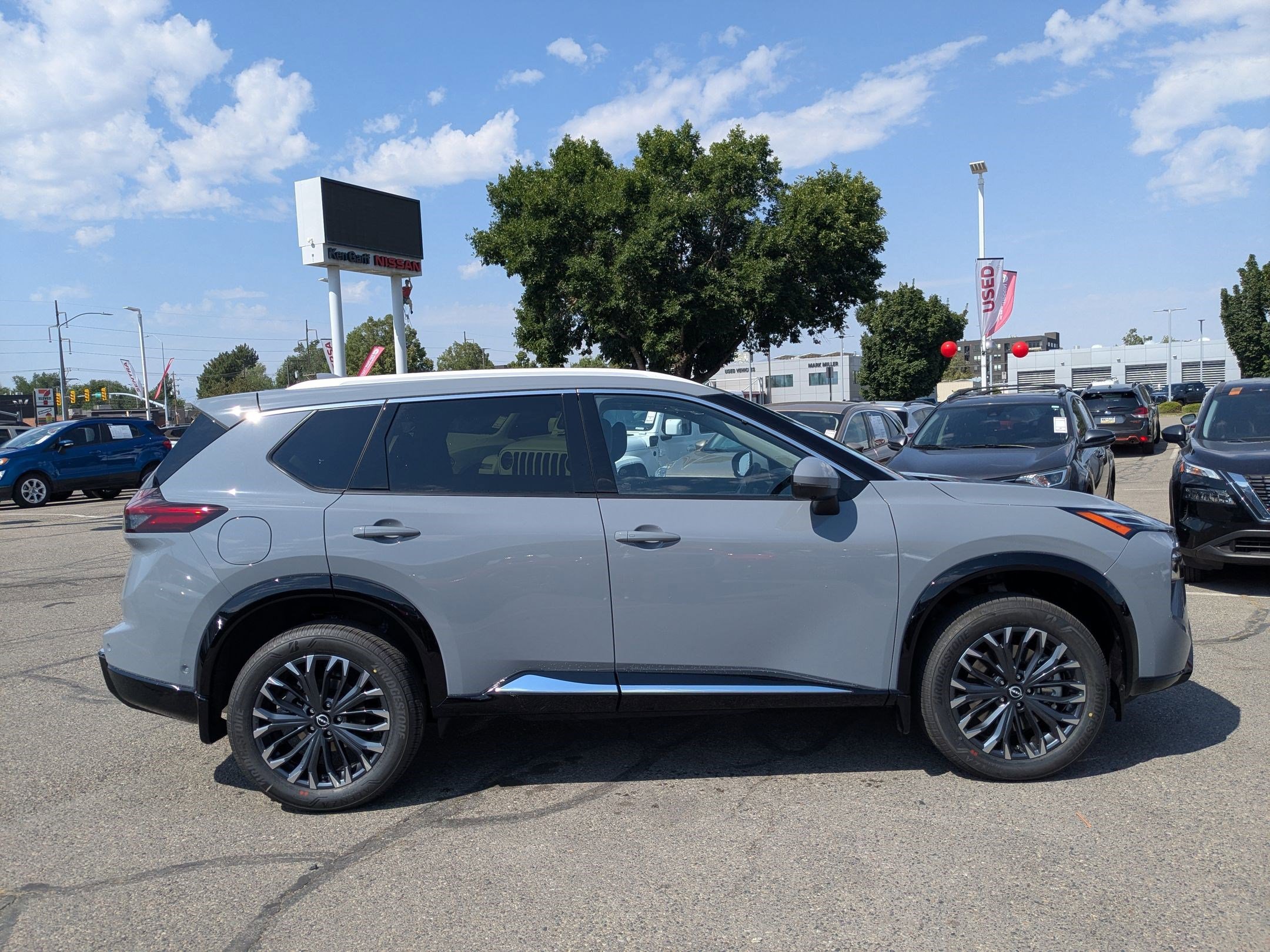 2025 Nissan Rogue Platinum photo 2