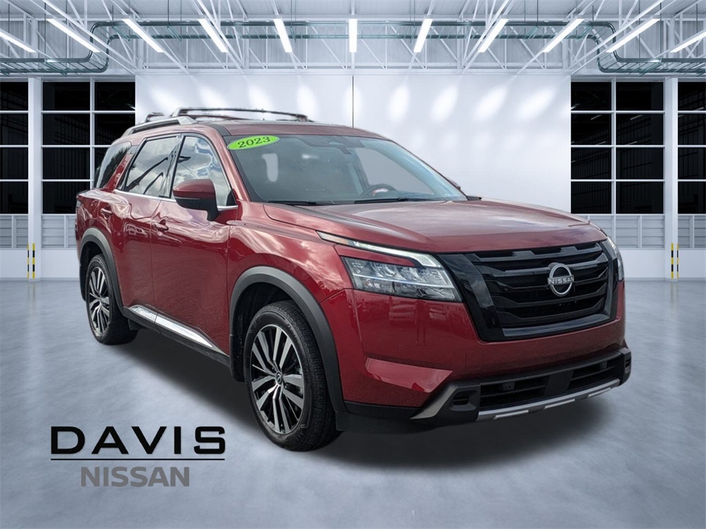 2023 Nissan Pathfinder Platinum's photo