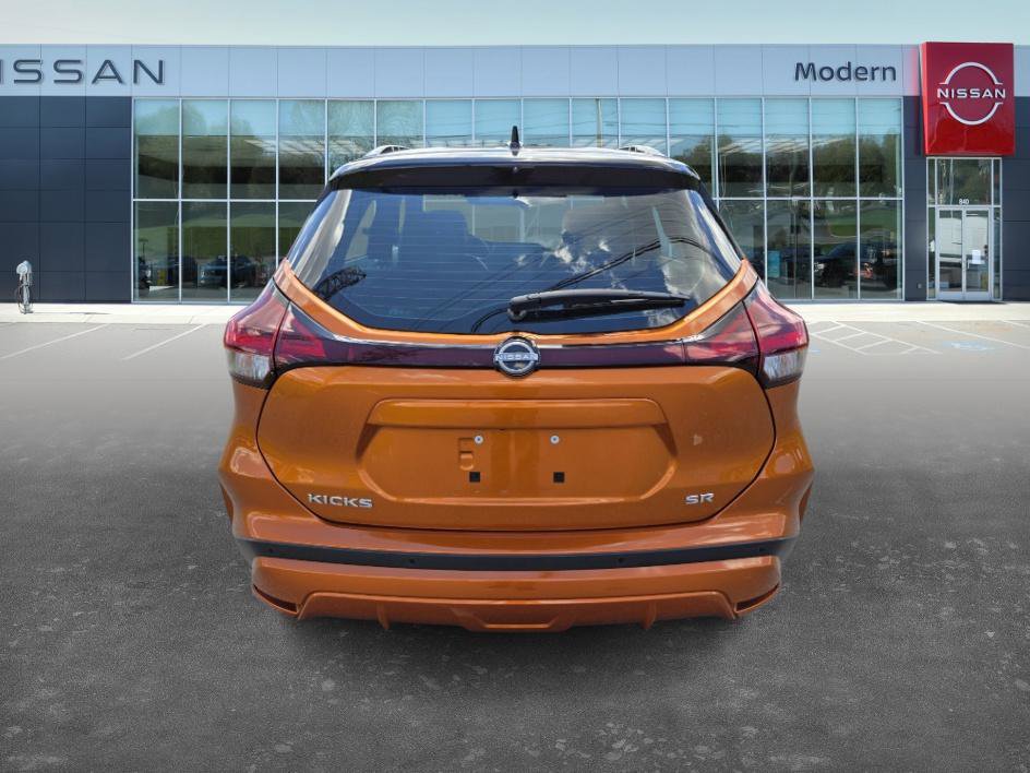 2023 Nissan Kicks SR photo 3
