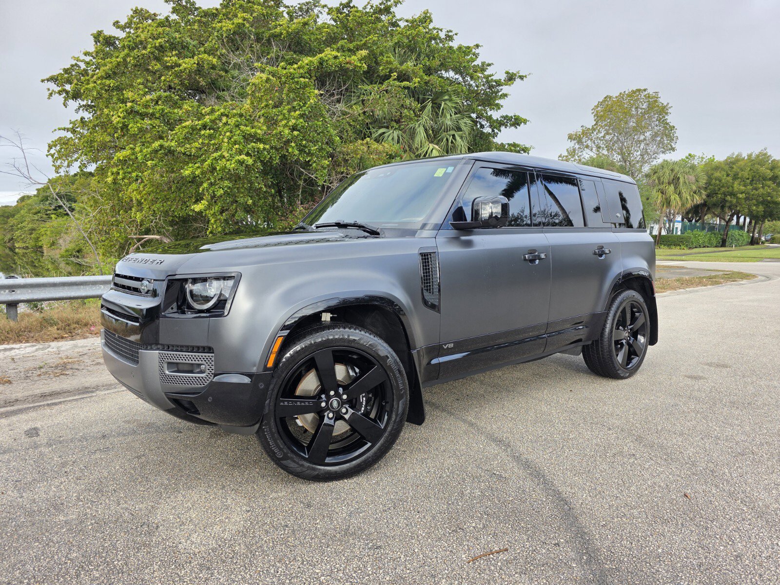 2023 Land Rover Defender V8