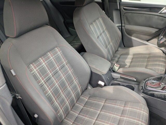 2011 Volkswagen Golf GTI photo 27