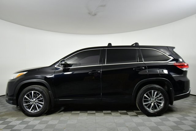 2017 Toyota Highlander LE photo 12