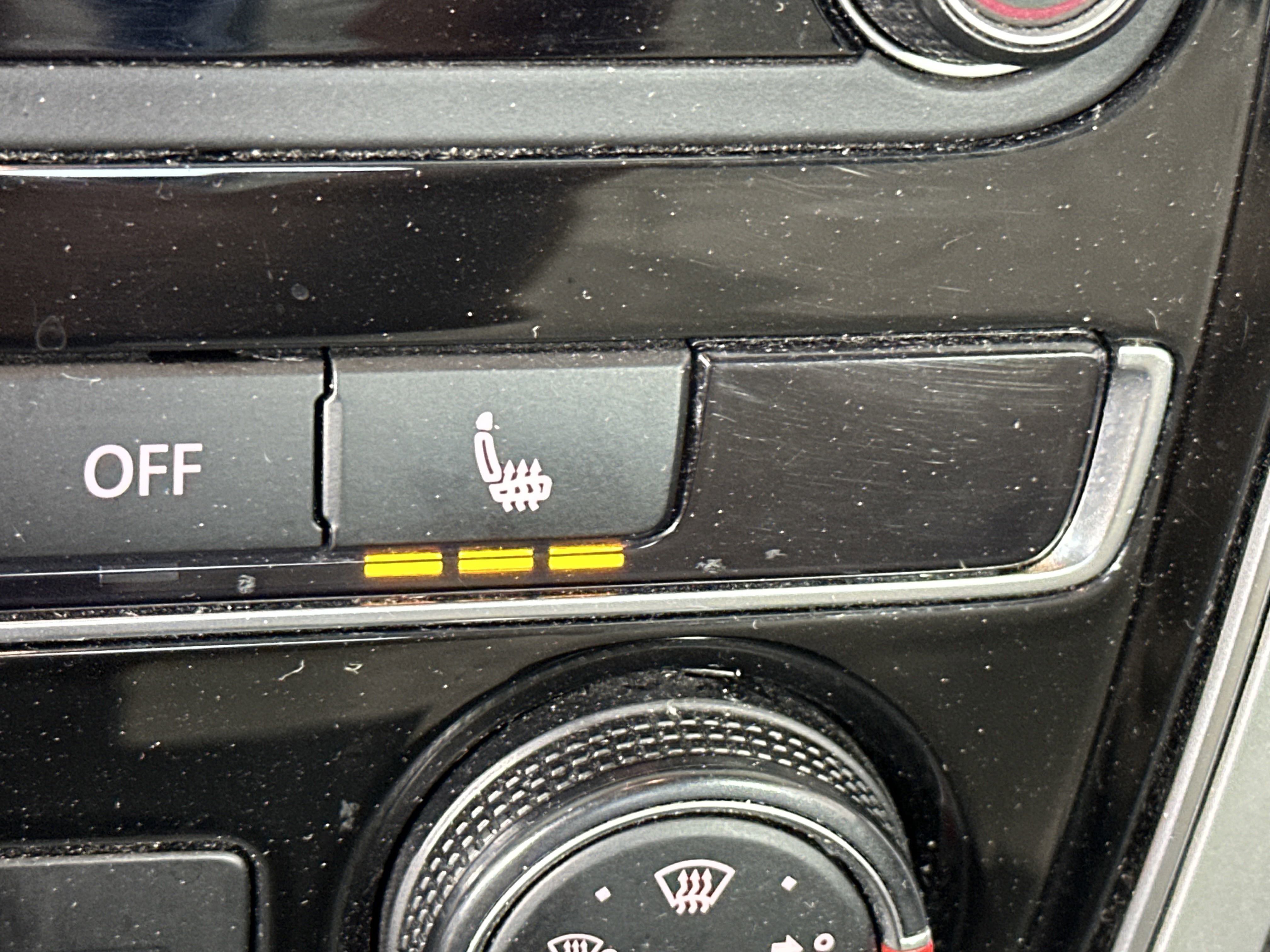 2019 Volkswagen Passat 2.0T Wolfsburg Edition photo 4