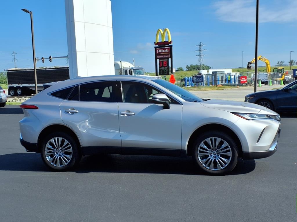 2022 Toyota Venza XLE photo 2