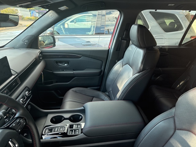 2025 Honda Pilot Black Edition photo 5