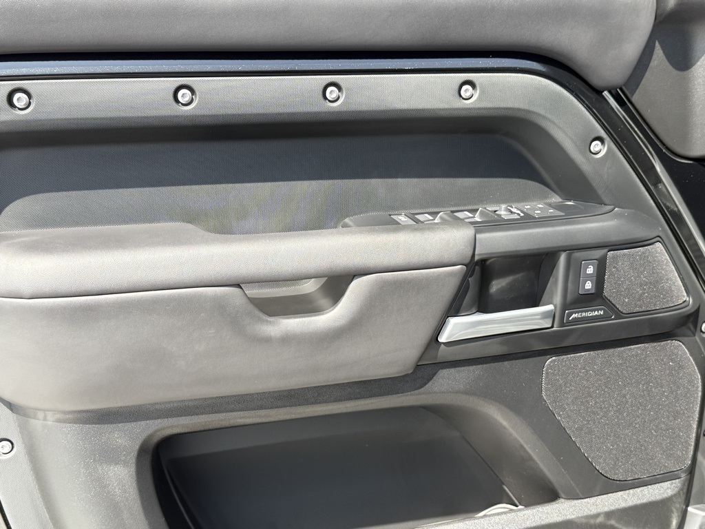 2025 Land Rover Defender 130 S photo 10