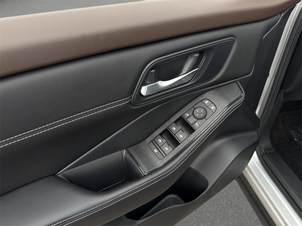 2022 Nissan Rogue SV photo 12