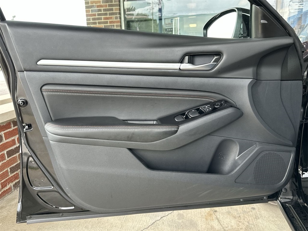 2023 Nissan Altima 2.5 SR photo 23