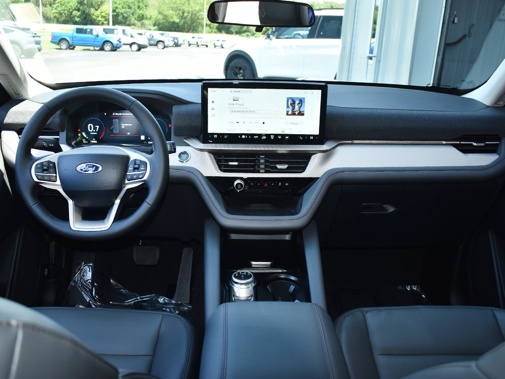 2025 Ford Explorer photo 4