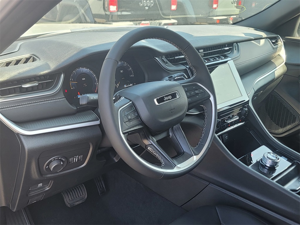 2025 Jeep Grand Cherokee Laredo Altitude photo 7