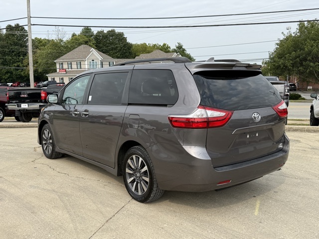 2019 Toyota Sienna XLE photo 6