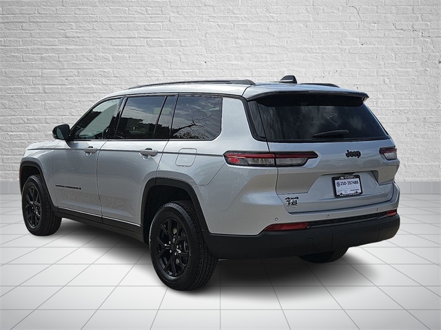 2025 Jeep Grand Cherokee Altitude photo 3