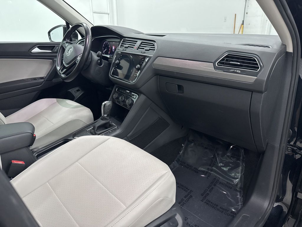2019 Volkswagen Tiguan SEL R-Line photo 25