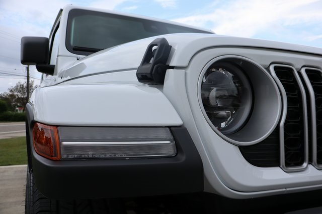 2025 Jeep Wrangler Sahara photo 2